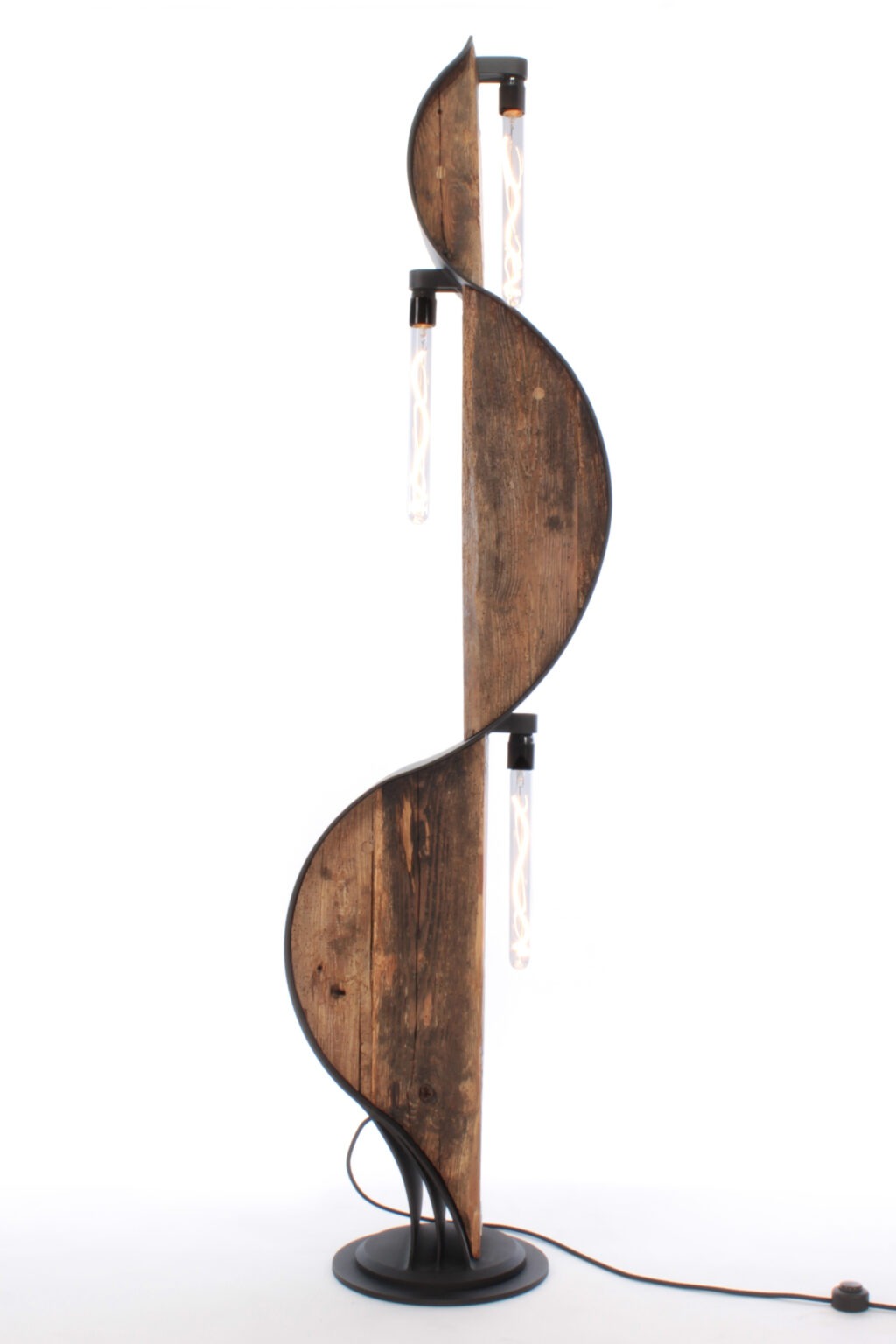 lampa SPLINE fala ze starym drewnem